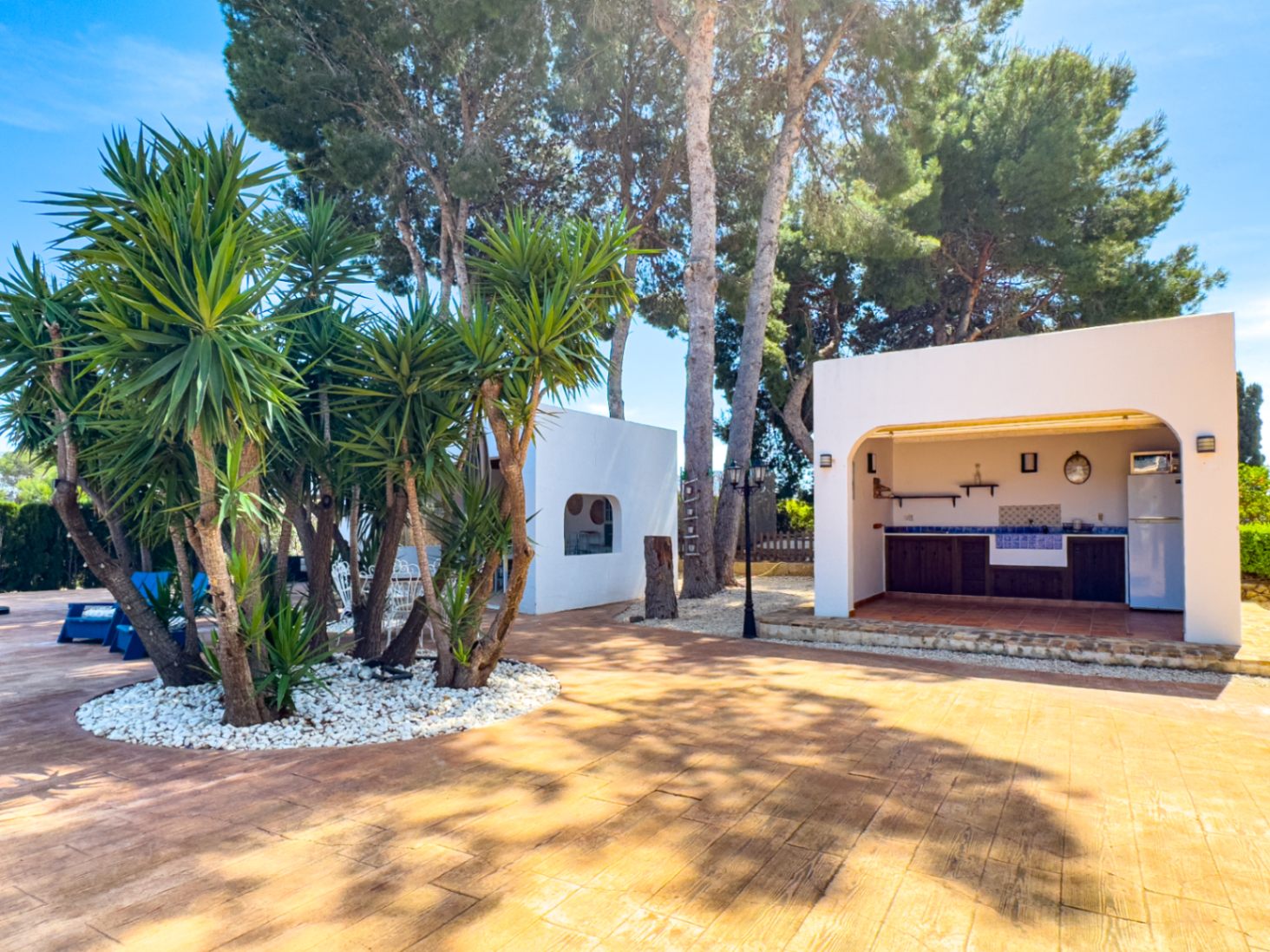 Estate with Mediterranean-style villa, large plot, and open views in Alfa del Pi