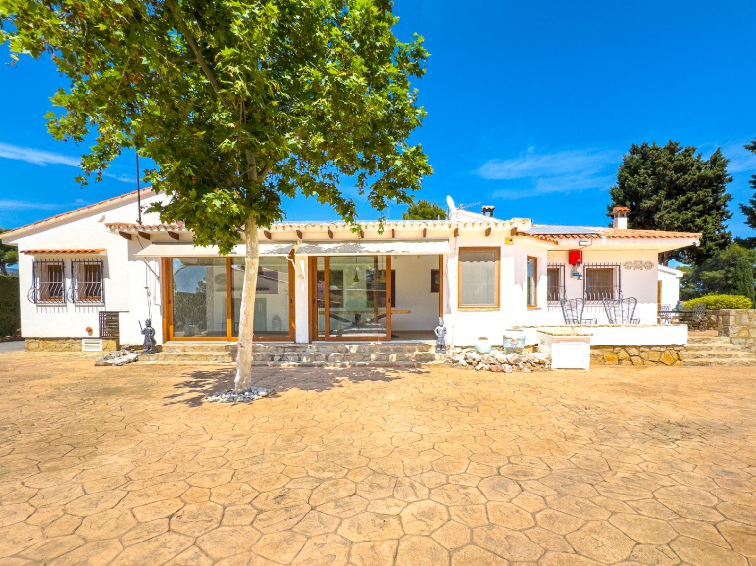 Estate with Mediterranean-style villa, large plot, and open views in Alfa del Pi