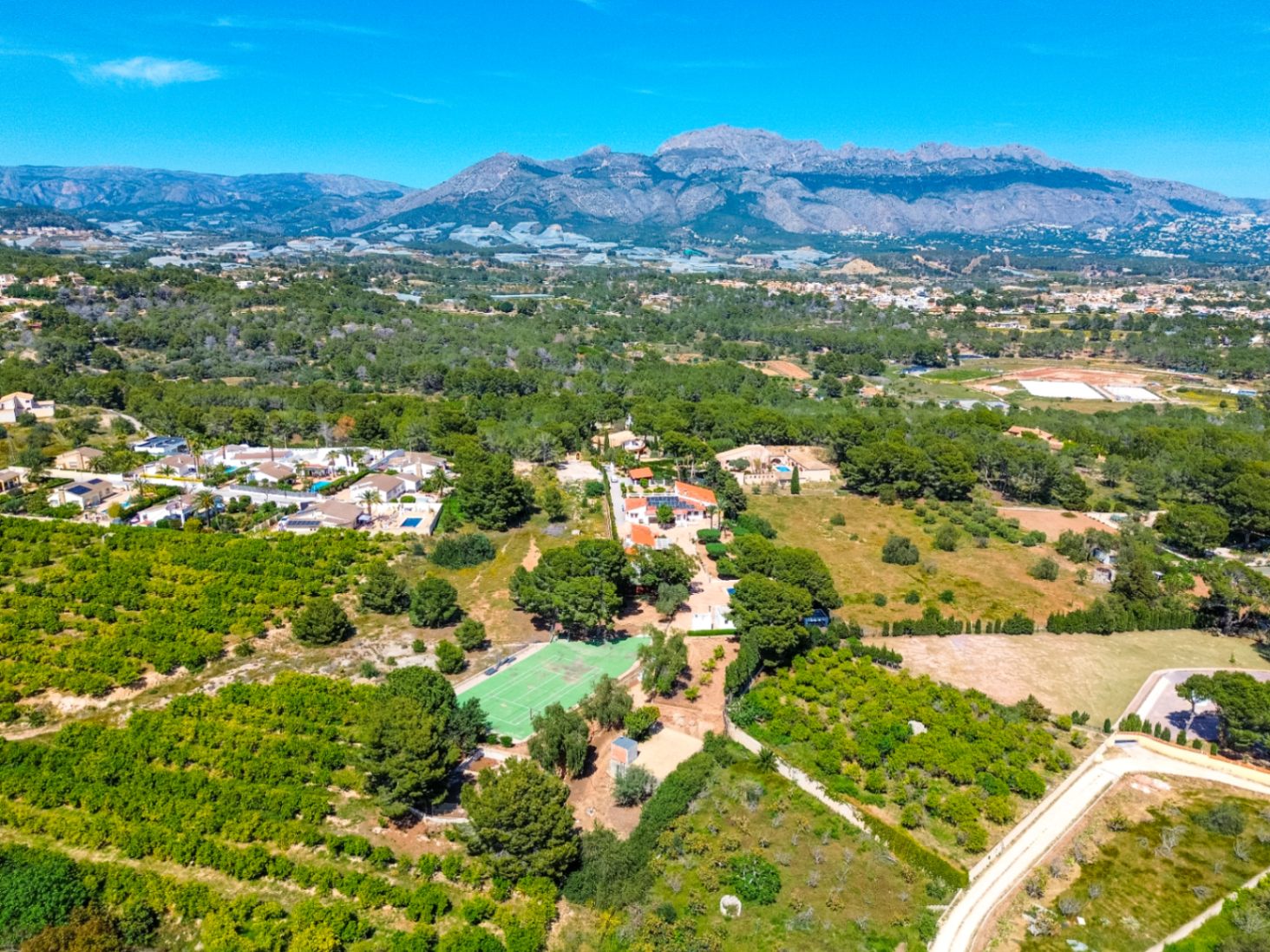 Estate with Mediterranean-style villa, large plot, and open views in Alfa del Pi
