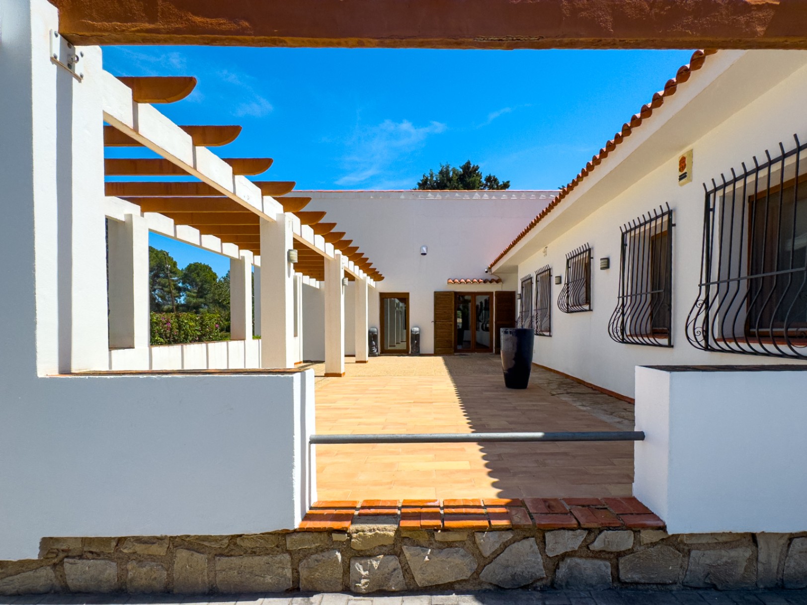 Estate with Mediterranean-style villa, large plot, and open views in Alfa del Pi