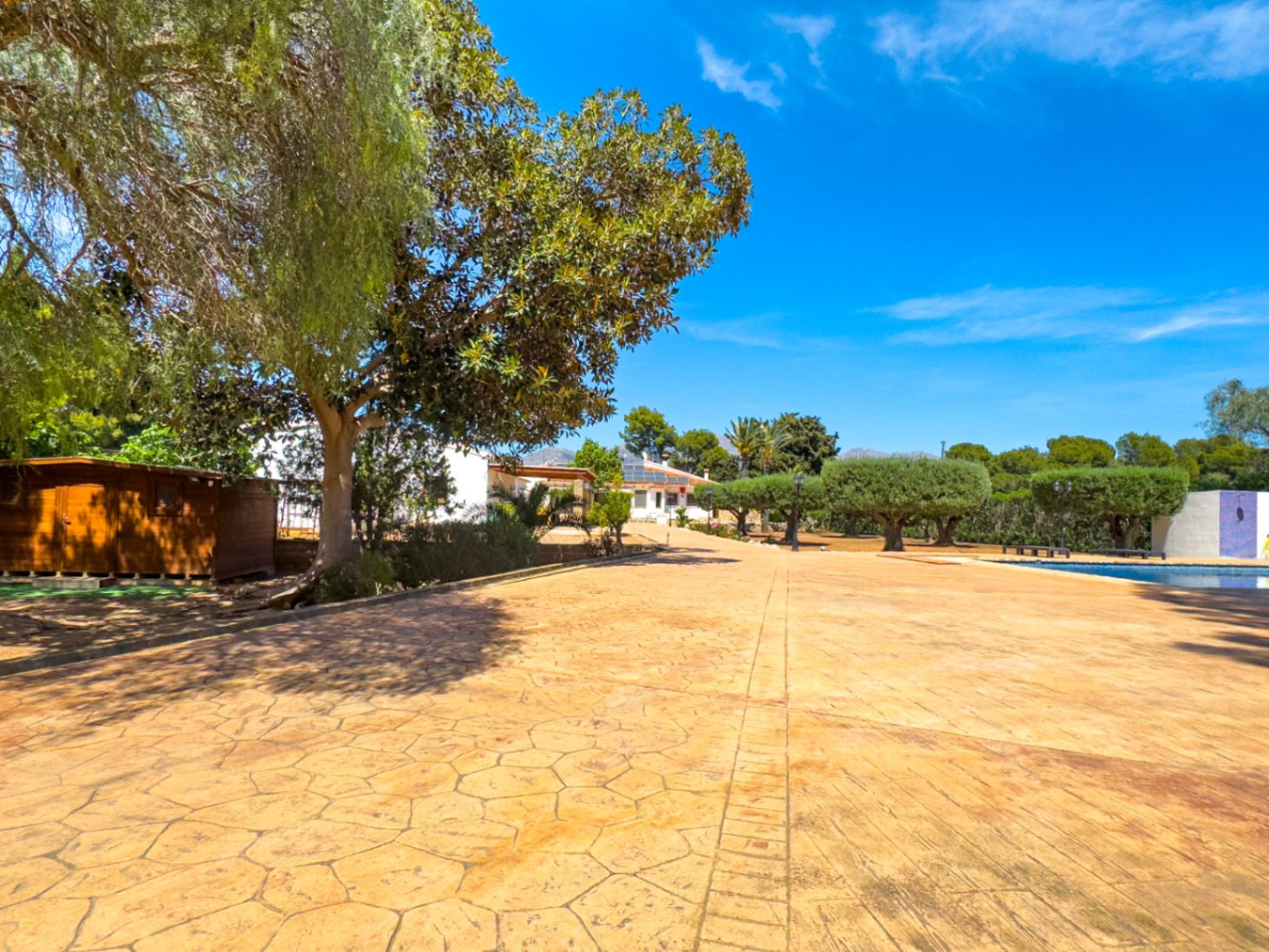 Estate with Mediterranean-style villa, large plot, and open views in Alfa del Pi