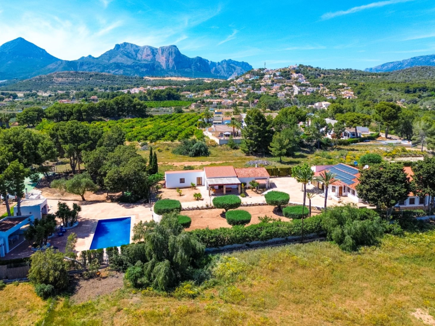 Estate with Mediterranean-style villa, large plot, and open views in Alfa del Pi