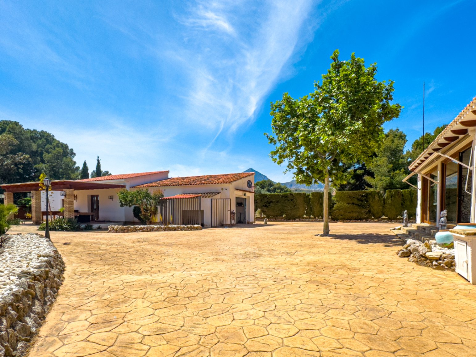 Estate with Mediterranean-style villa, large plot, and open views in Alfa del Pi