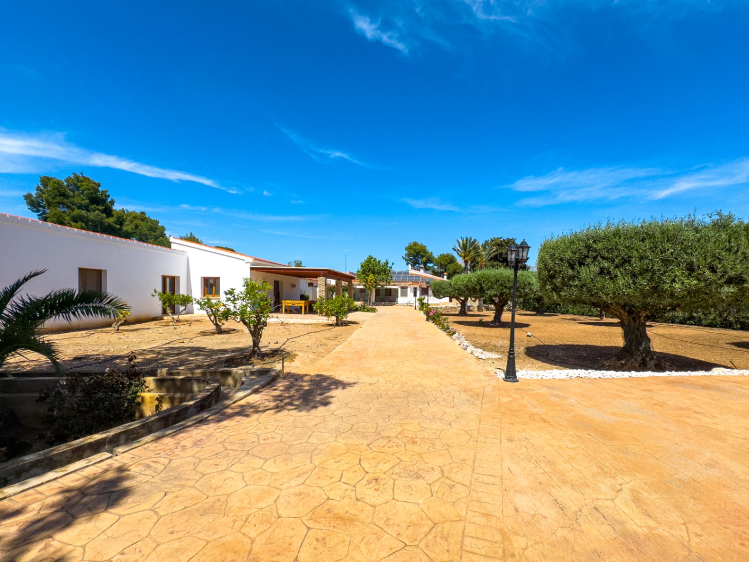 Estate with Mediterranean-style villa, large plot, and open views in Alfa del Pi