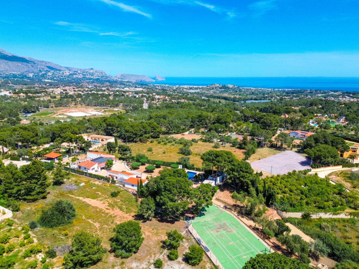 Estate with Mediterranean-style villa, large plot, and open views in Alfa del Pi