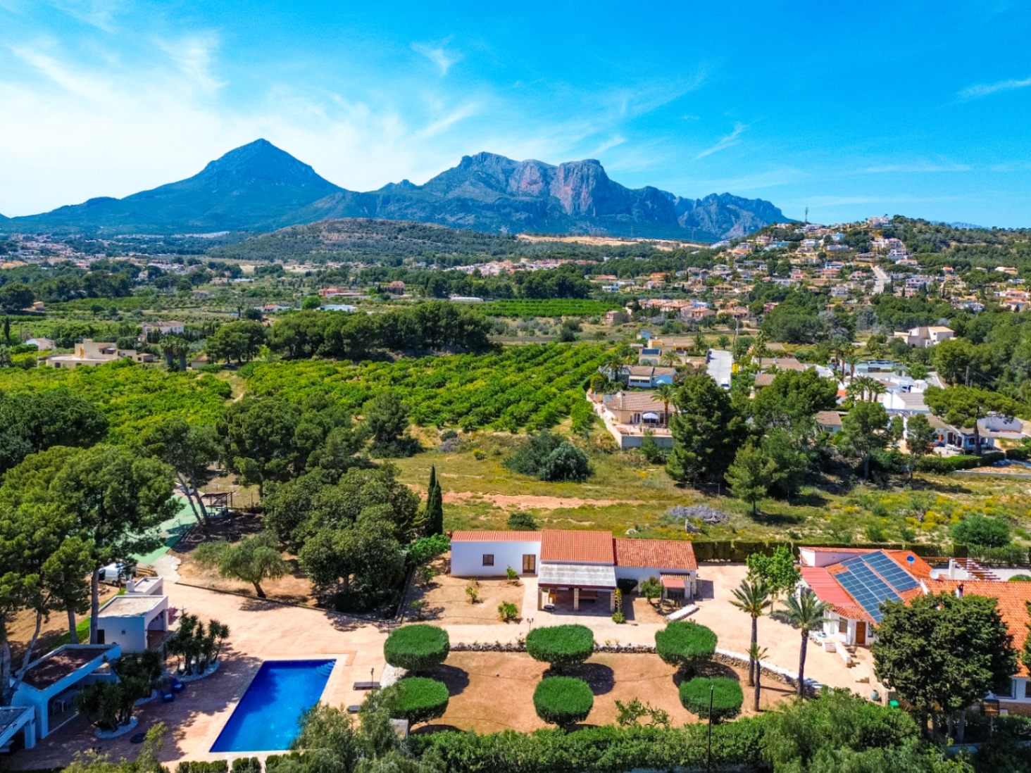 Estate with Mediterranean-style villa, large plot, and open views in Alfa del Pi