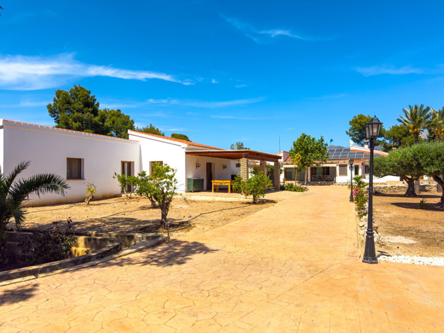Estate with Mediterranean-style villa, large plot, and open views in Alfa del Pi