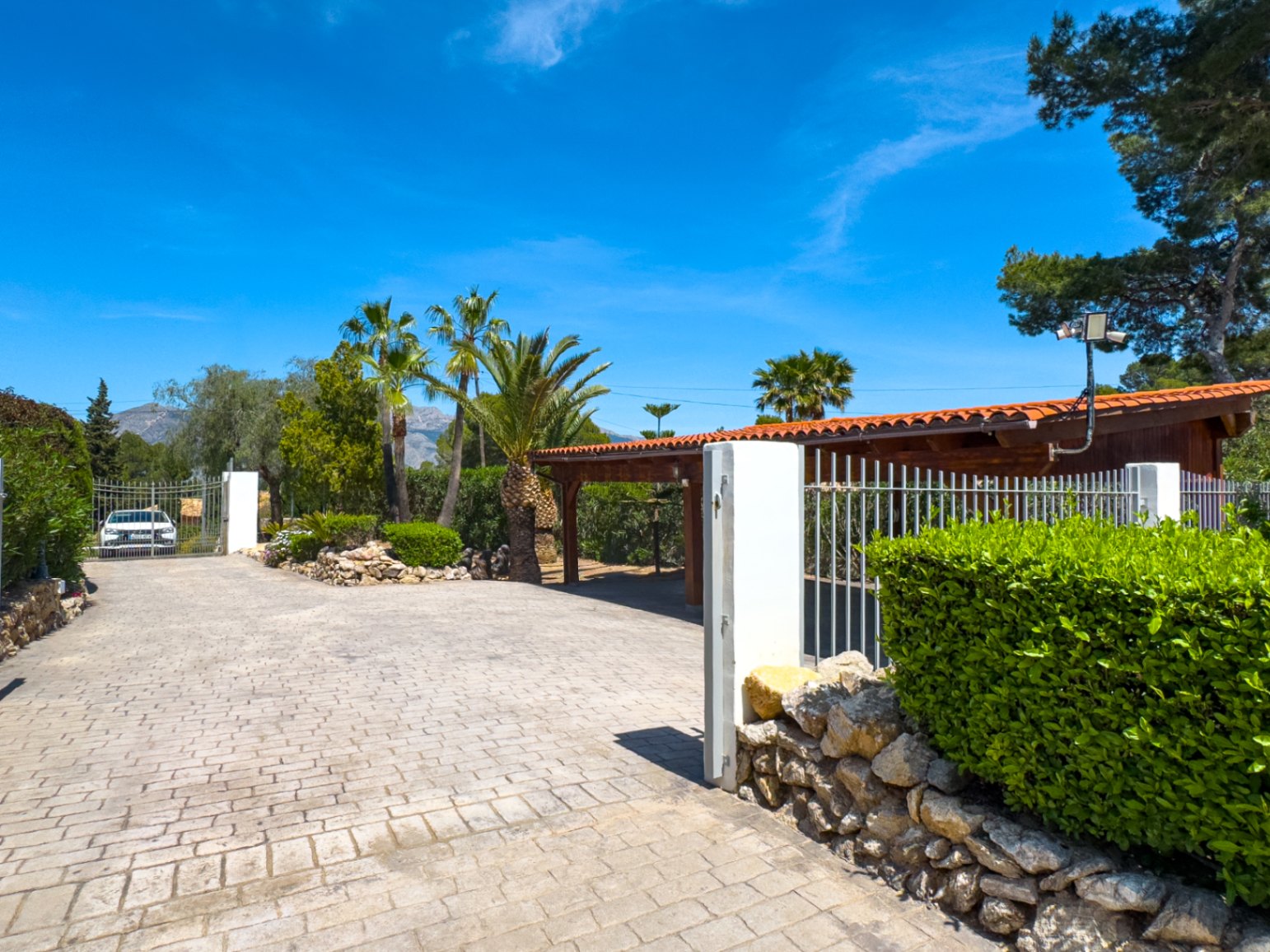 Estate with Mediterranean-style villa, large plot, and open views in Alfa del Pi