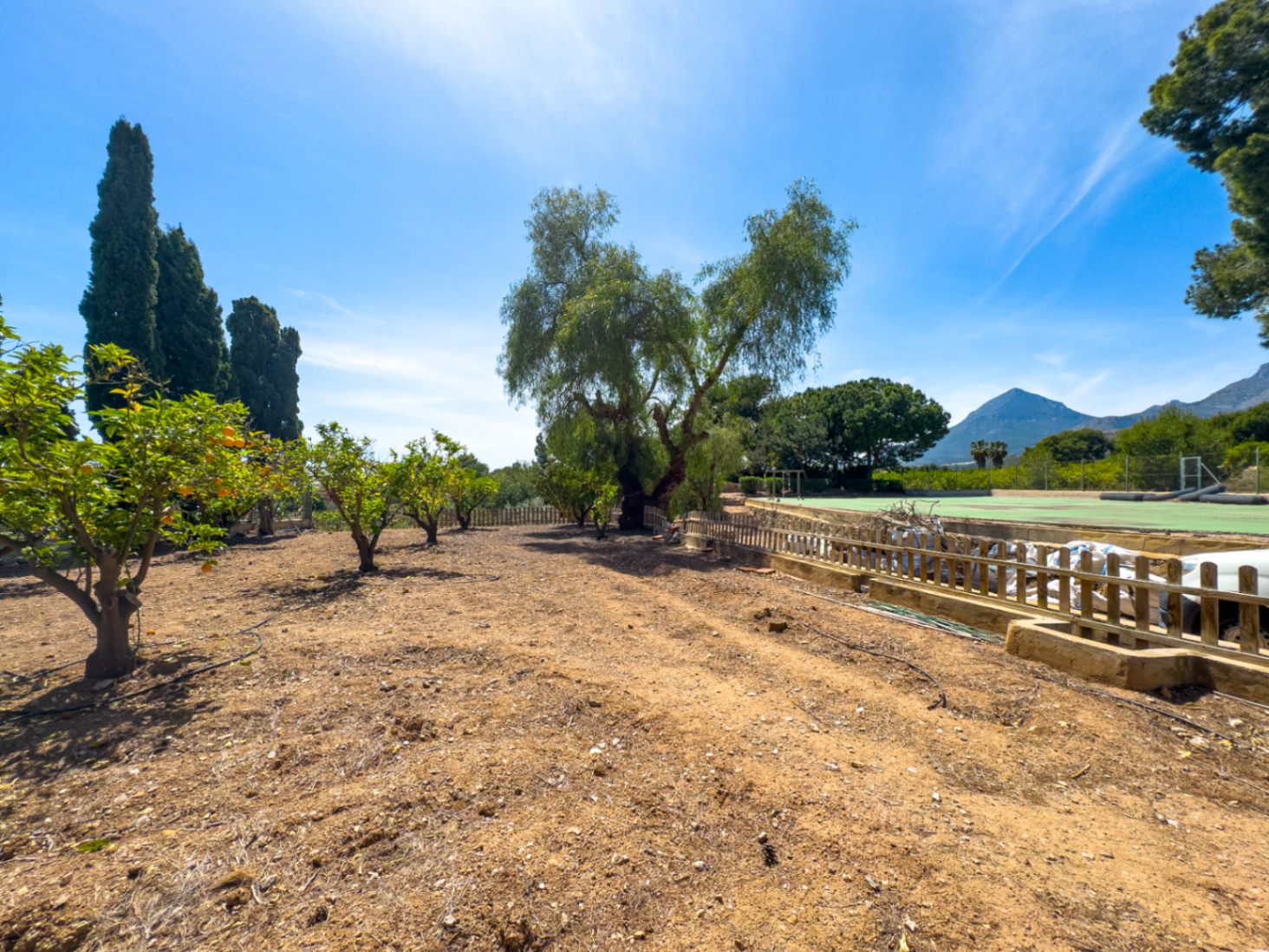 Estate with Mediterranean-style villa, large plot, and open views in Alfa del Pi