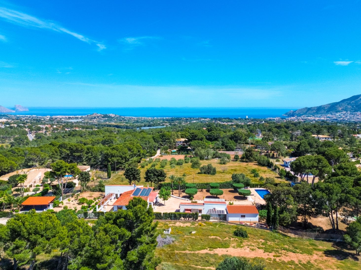 Estate with Mediterranean-style villa, large plot, and open views in Alfa del Pi