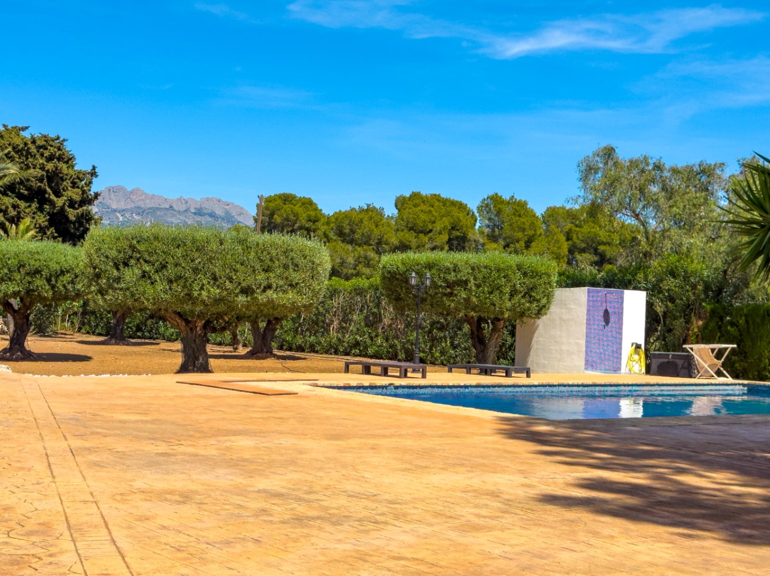 Estate with Mediterranean-style villa, large plot, and open views in Alfa del Pi