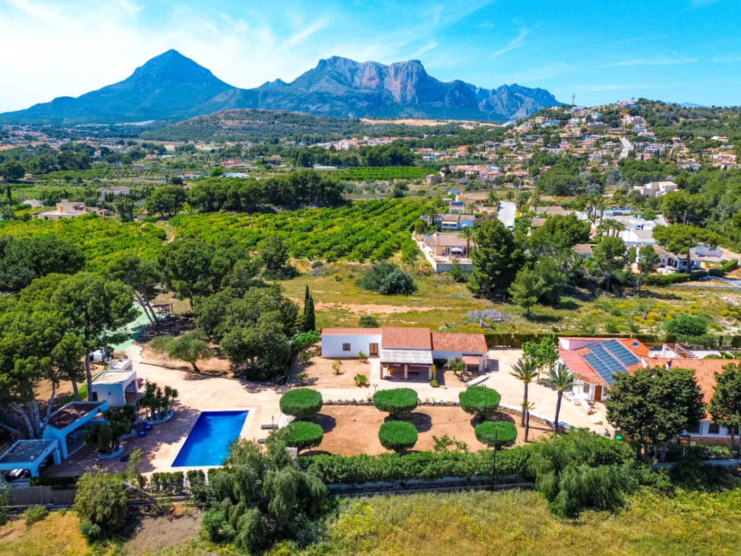 Estate with Mediterranean-style villa, large plot, and open views in Alfa del Pi