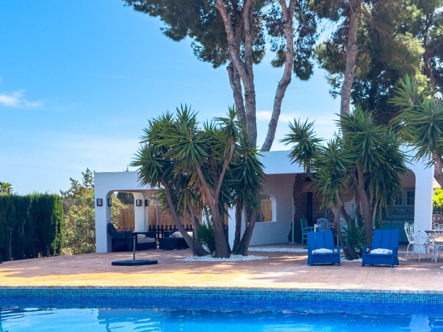 Estate with Mediterranean-style villa, large plot, and open views in Alfa del Pi
