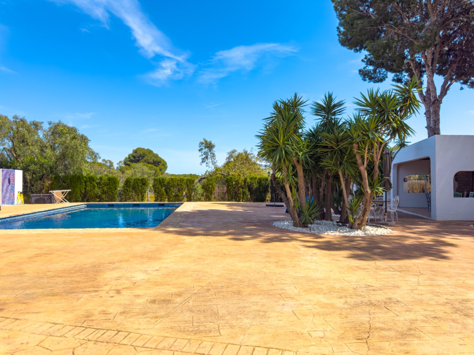 Estate with Mediterranean-style villa, large plot, and open views in Alfa del Pi
