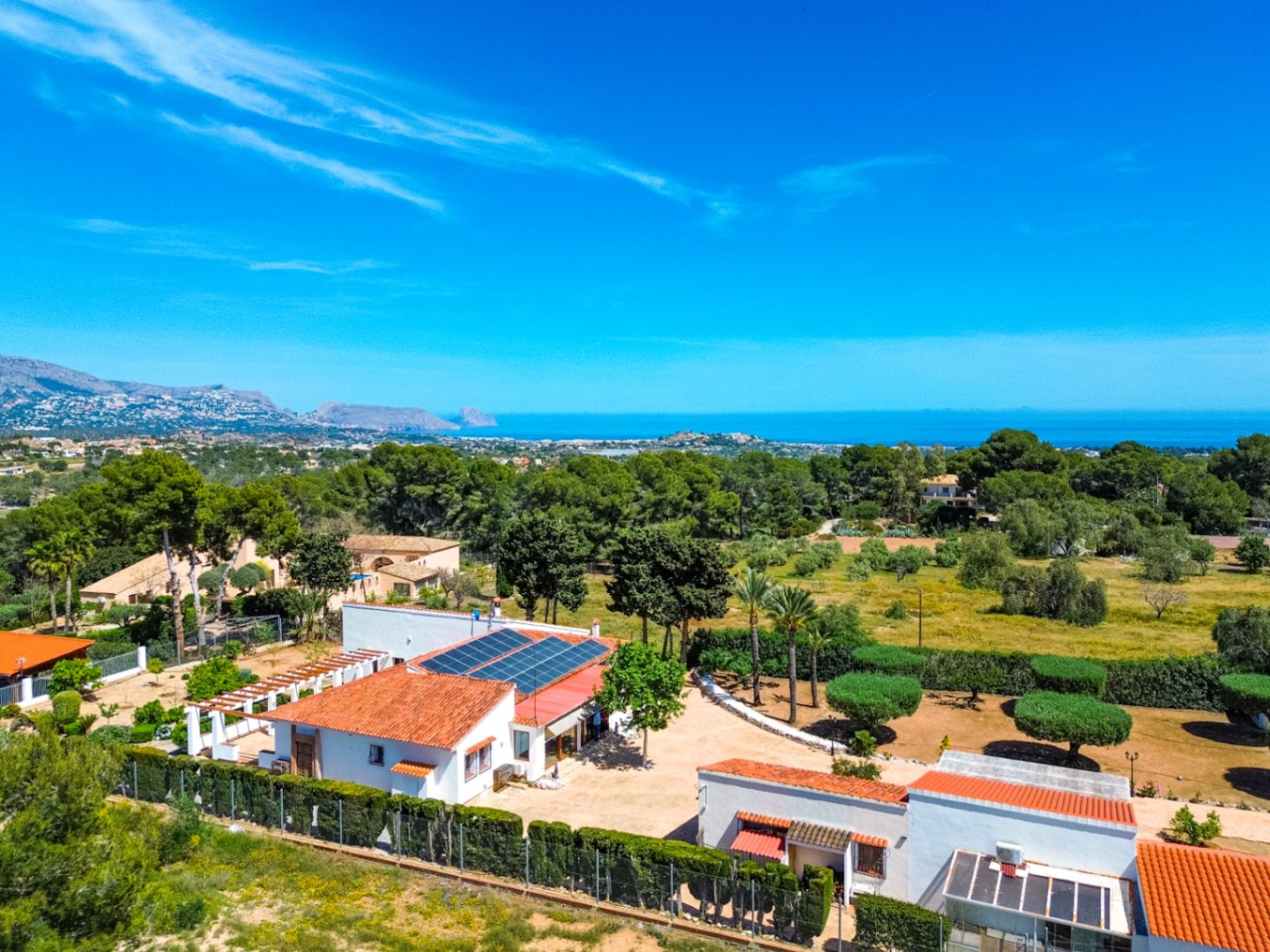 Estate with Mediterranean-style villa, large plot, and open views in Alfa del Pi
