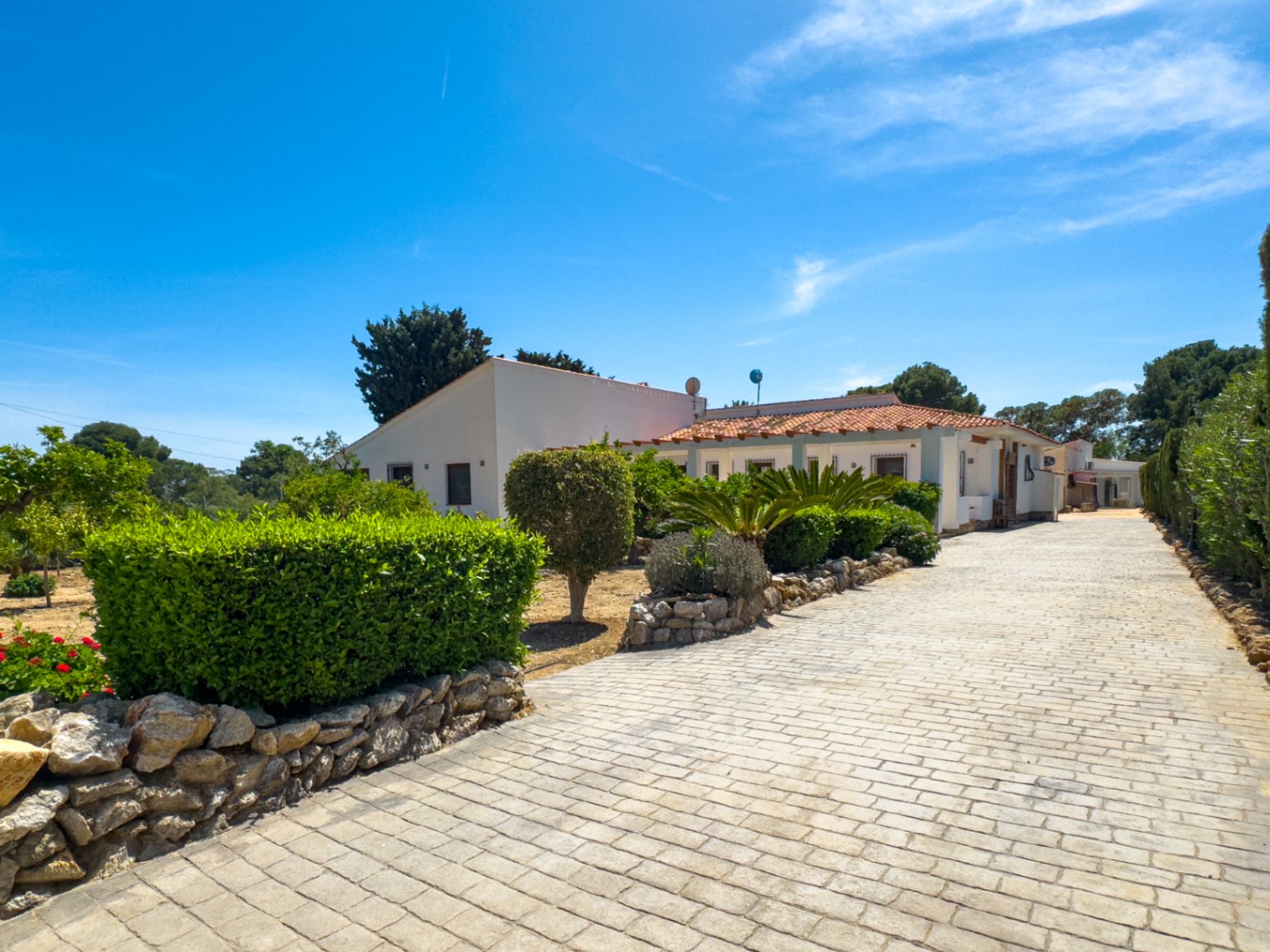 Estate with Mediterranean-style villa, large plot, and open views in Alfa del Pi