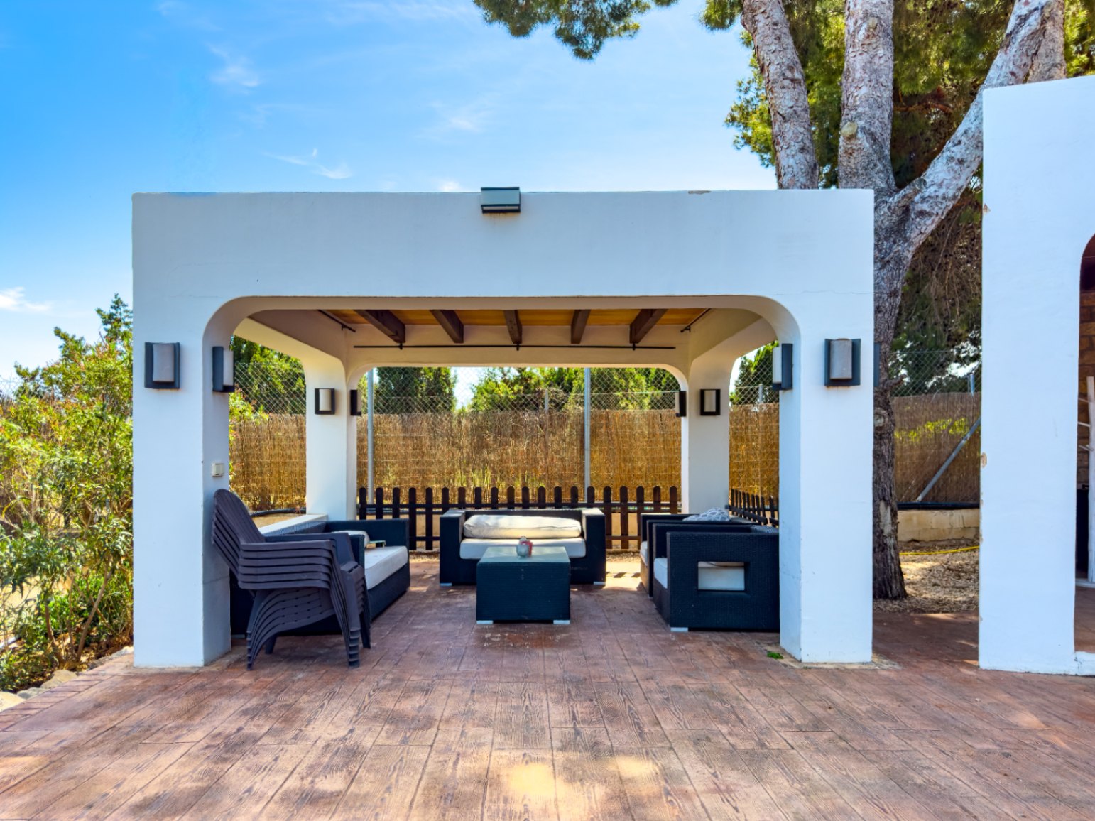 Estate with Mediterranean-style villa, large plot, and open views in Alfa del Pi