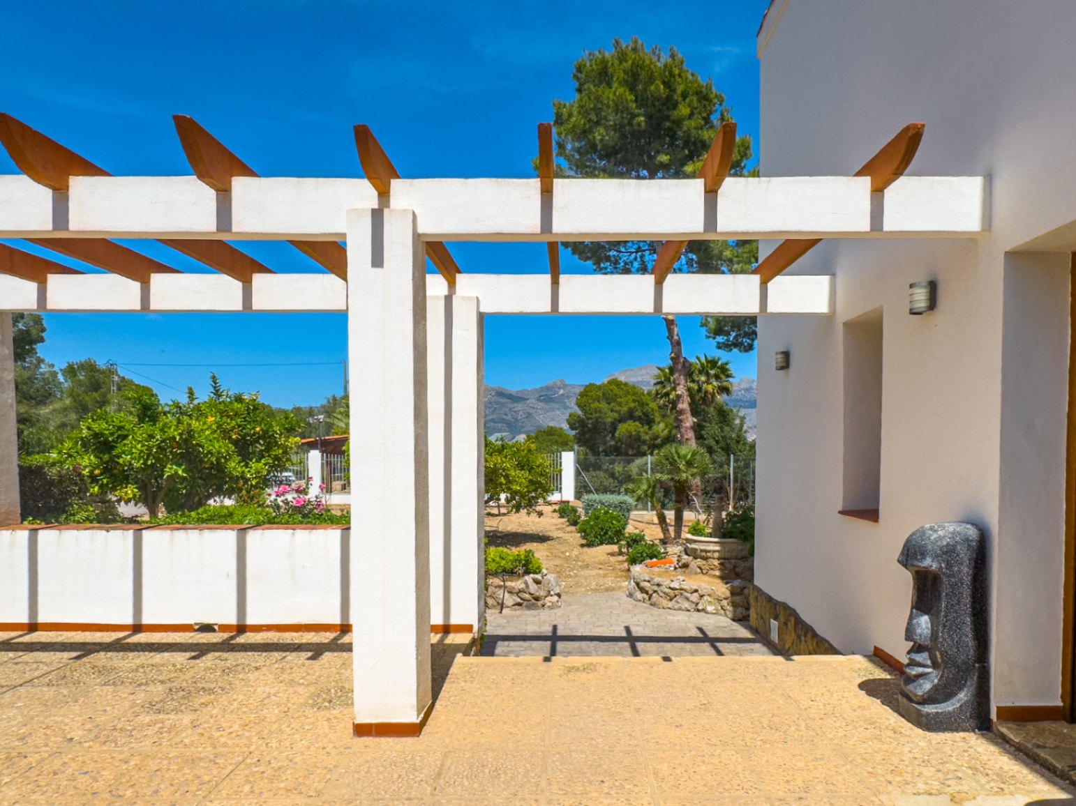 Estate with Mediterranean-style villa, large plot, and open views in Alfa del Pi