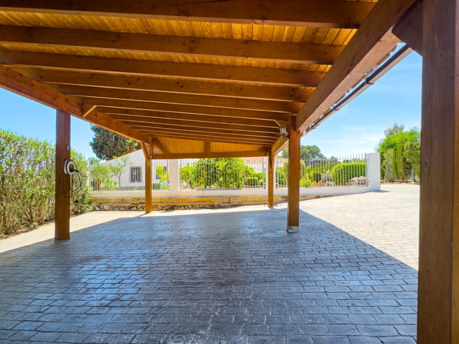Estate with Mediterranean-style villa, large plot, and open views in Alfa del Pi