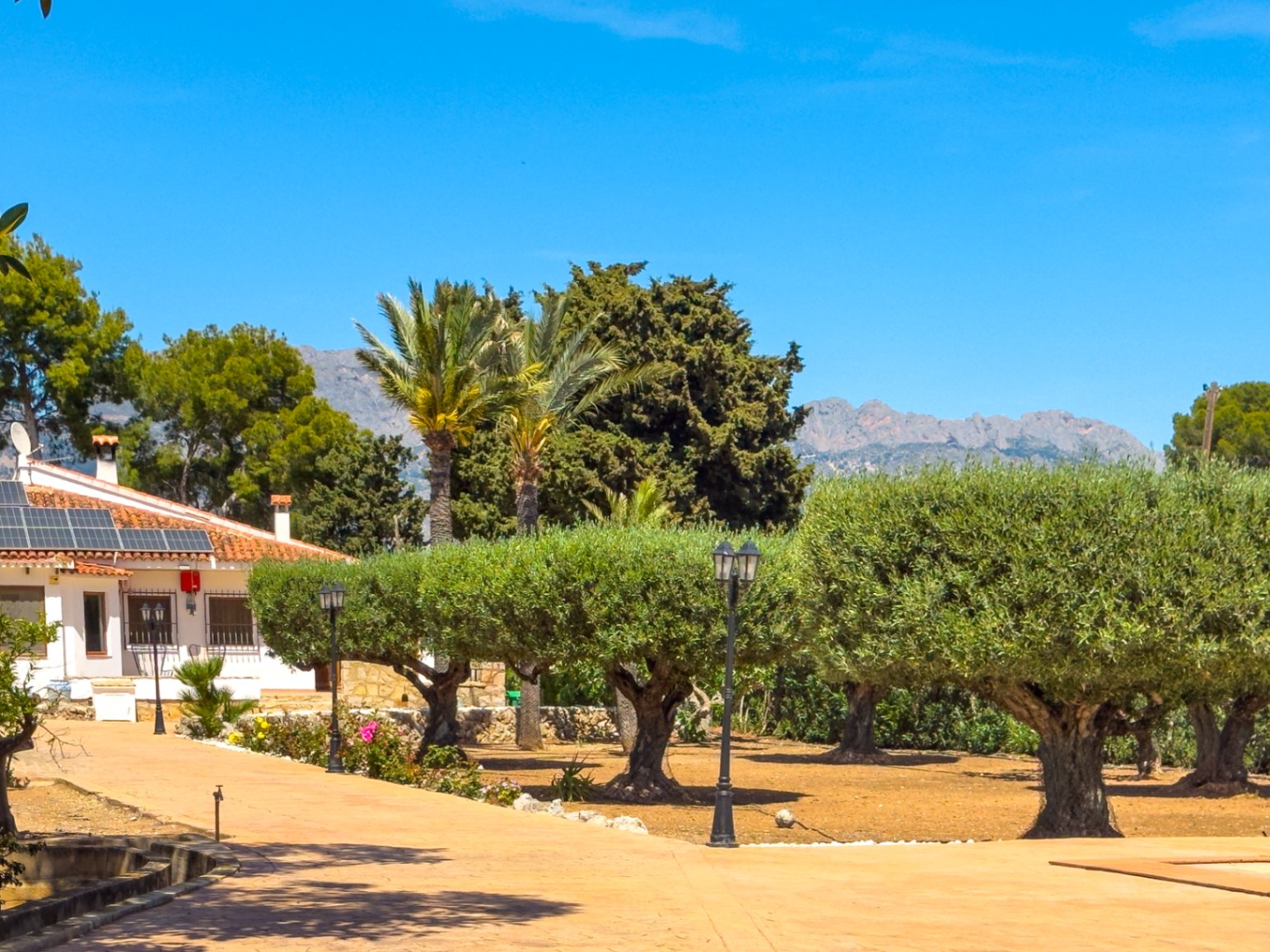 Estate with Mediterranean-style villa, large plot, and open views in Alfa del Pi