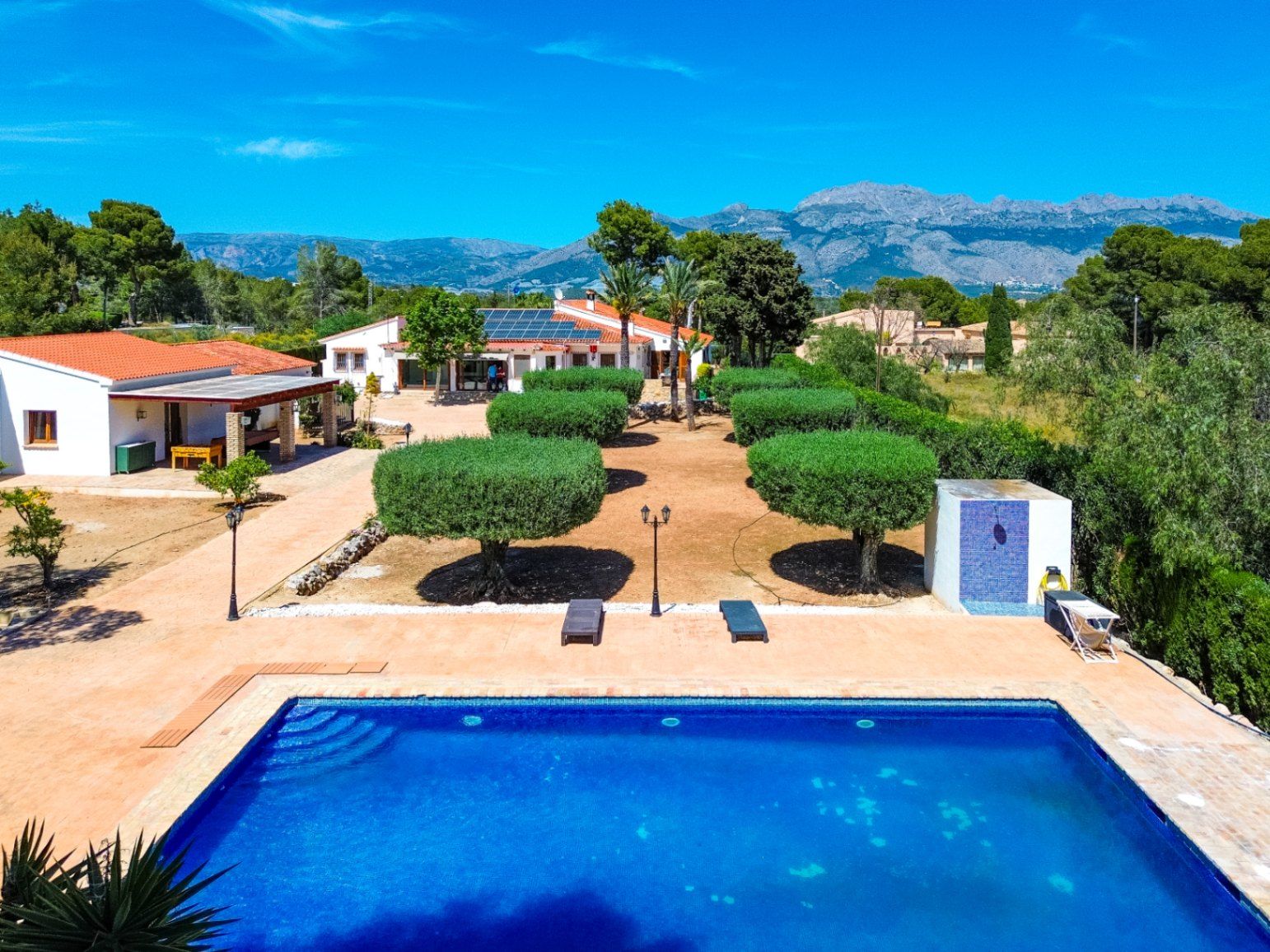 Estate with Mediterranean-style villa, large plot, and open views in Alfa del Pi