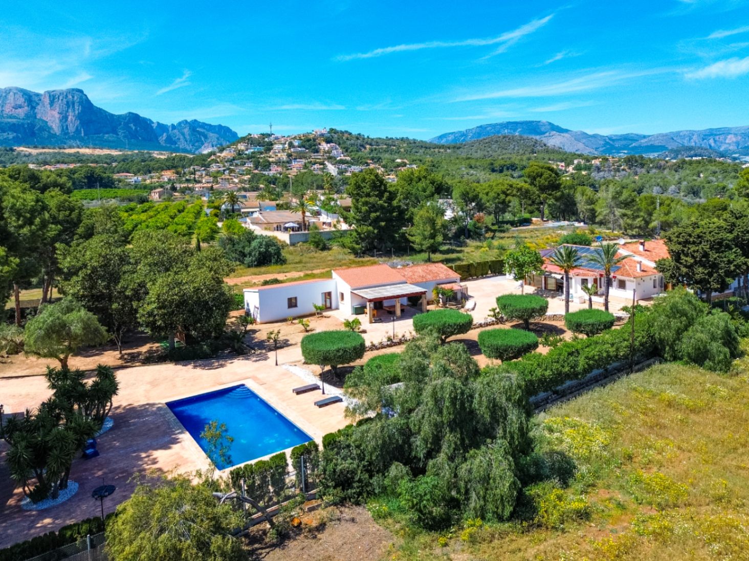 Estate with Mediterranean-style villa, large plot, and open views in Alfa del Pi