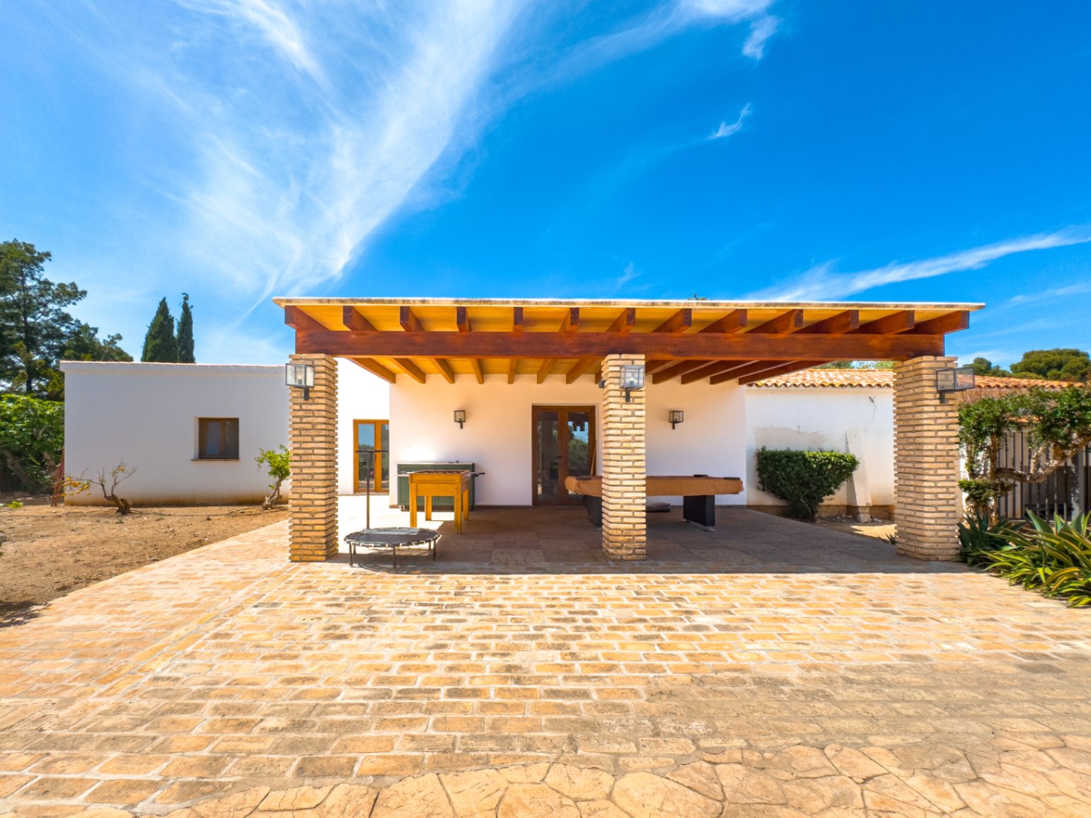 Estate with Mediterranean-style villa, large plot, and open views in Alfa del Pi