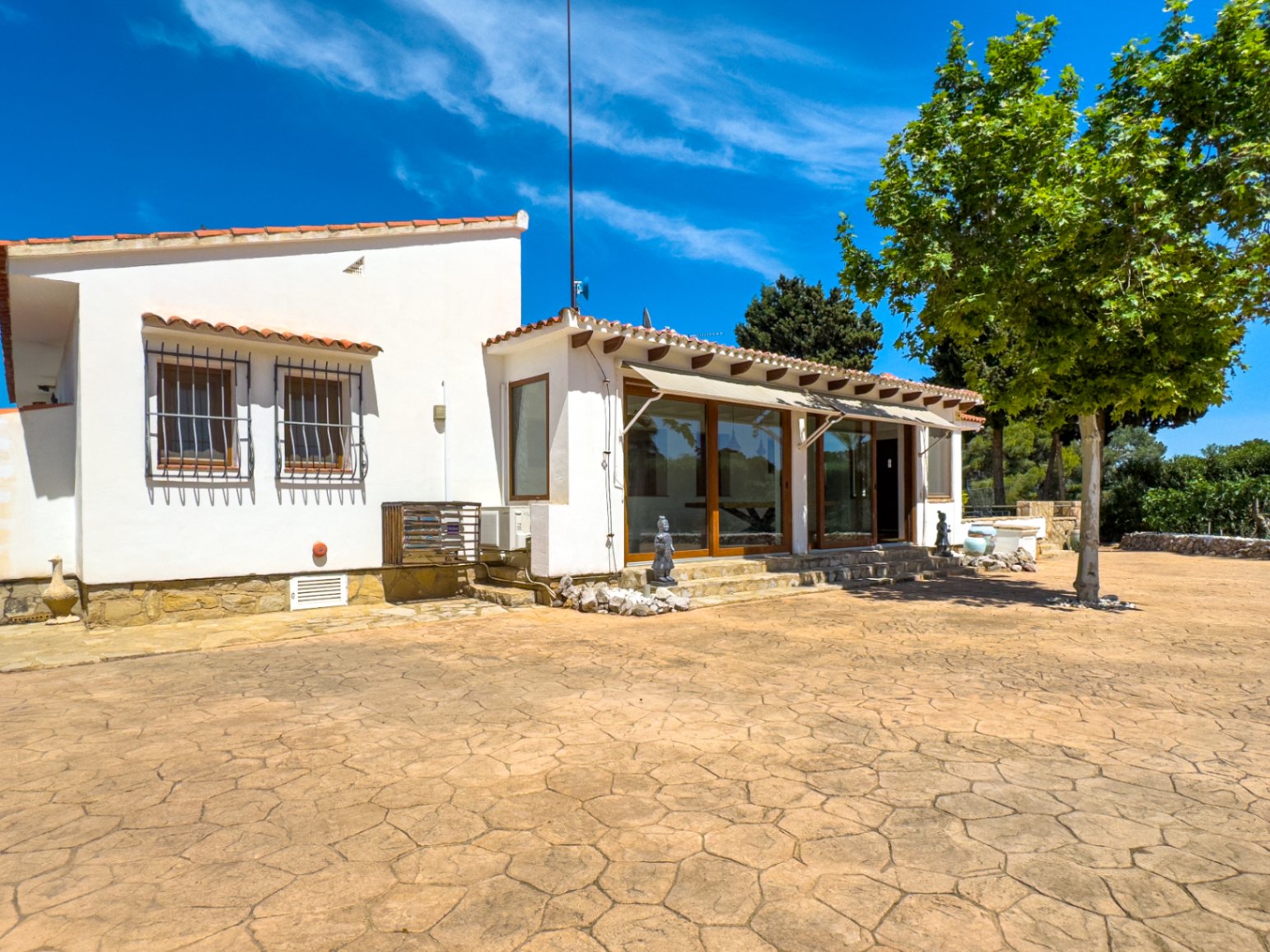 Estate with Mediterranean-style villa, large plot, and open views in Alfa del Pi