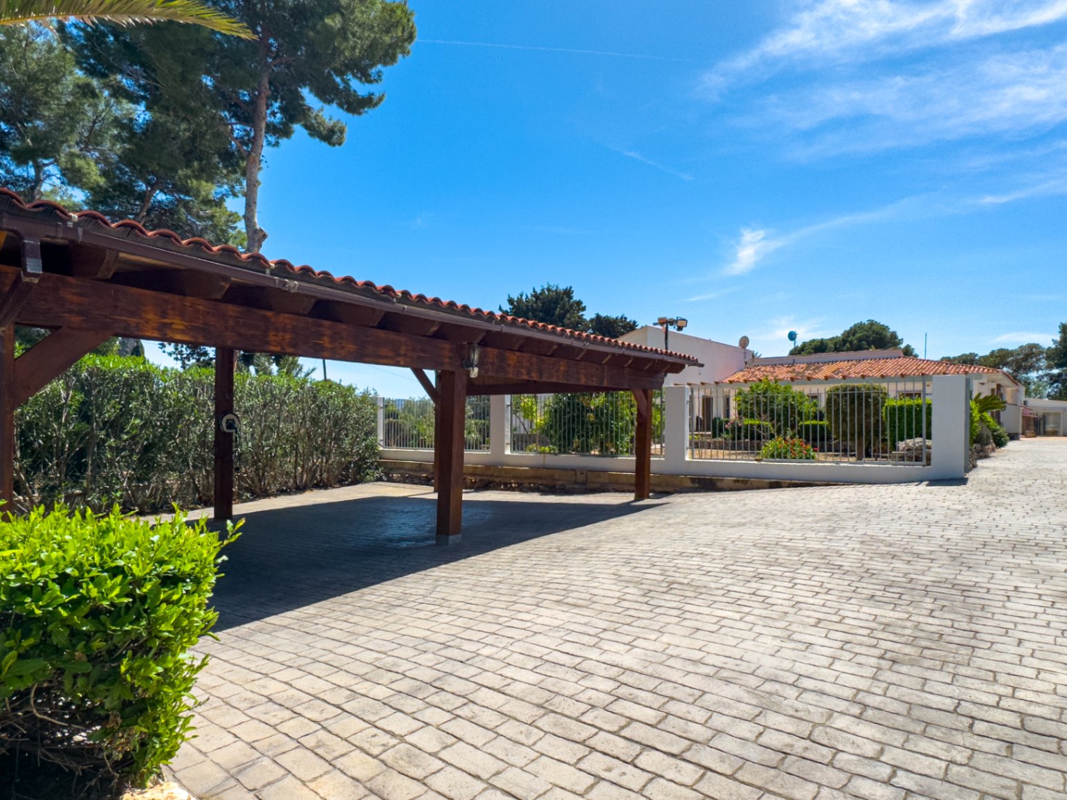 Estate with Mediterranean-style villa, large plot, and open views in Alfa del Pi