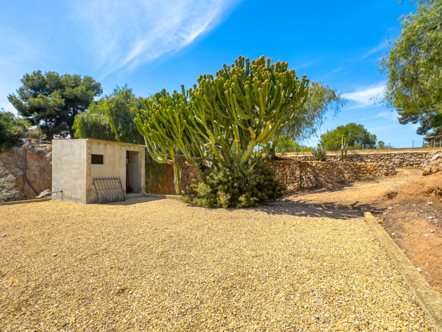 Estate with Mediterranean-style villa, large plot, and open views in Alfa del Pi