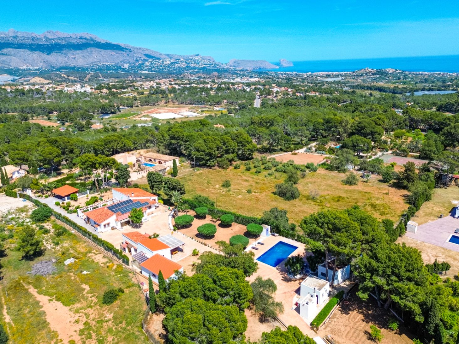 Estate with Mediterranean-style villa, large plot, and open views in Alfa del Pi