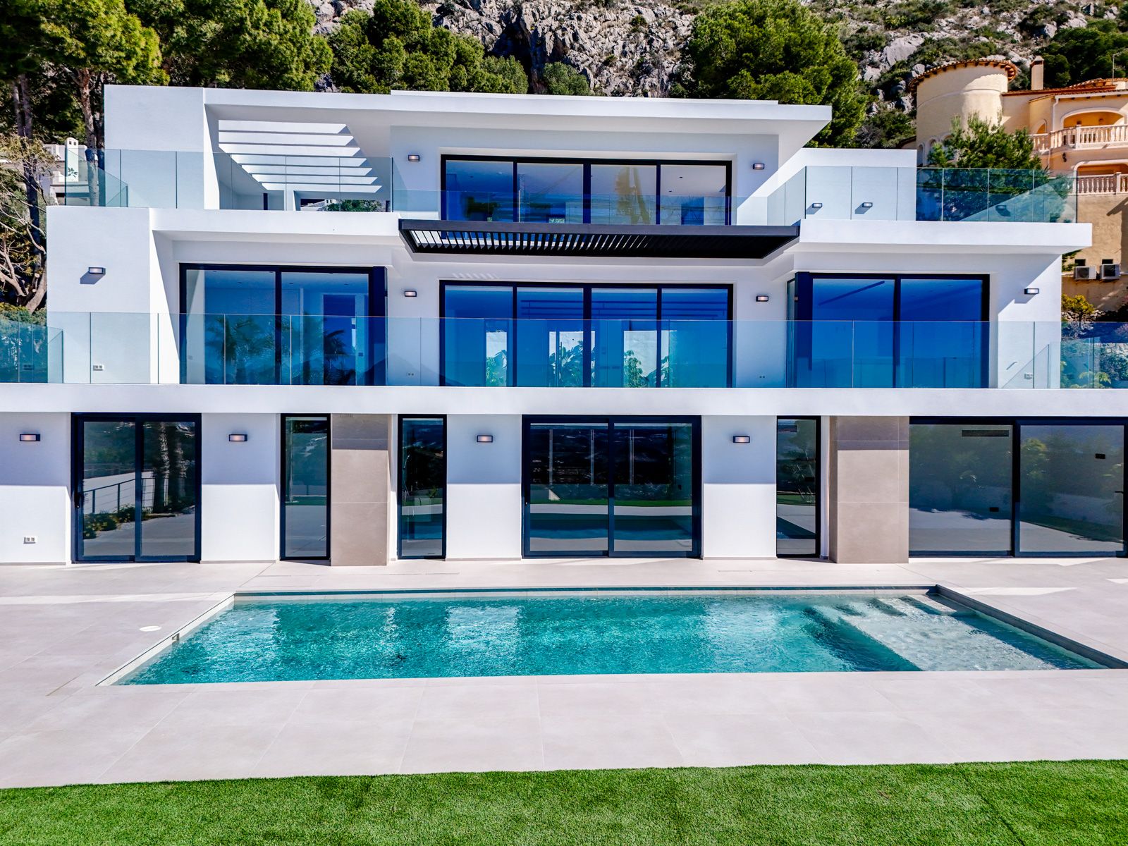 Luxurious modern 4-bedroom villa with panoramic sea views in Altea Hills