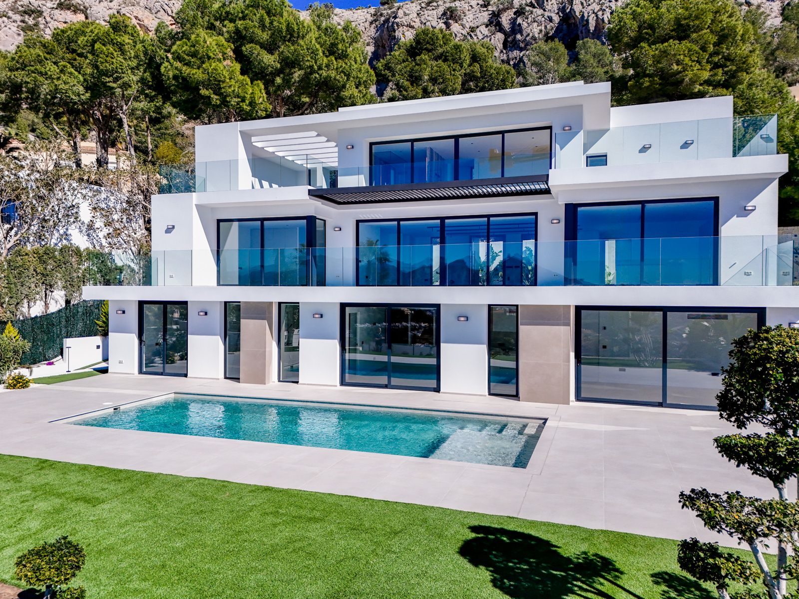 Luxurious modern 4-bedroom villa with panoramic sea views in Altea Hills