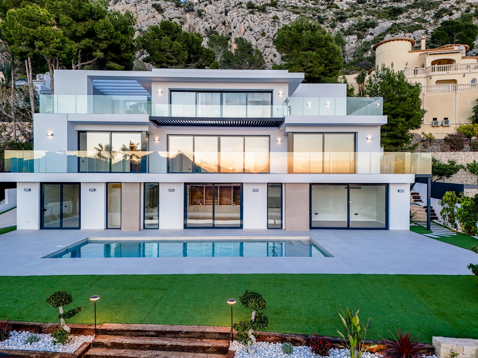 Luxurious modern 4-bedroom villa with panoramic sea views in Altea Hills