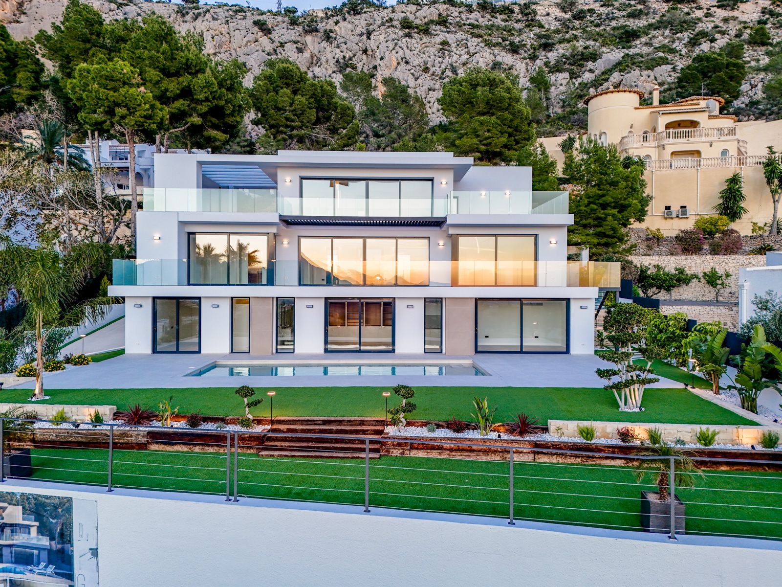 Luxurious modern 4-bedroom villa with panoramic sea views in Altea Hills