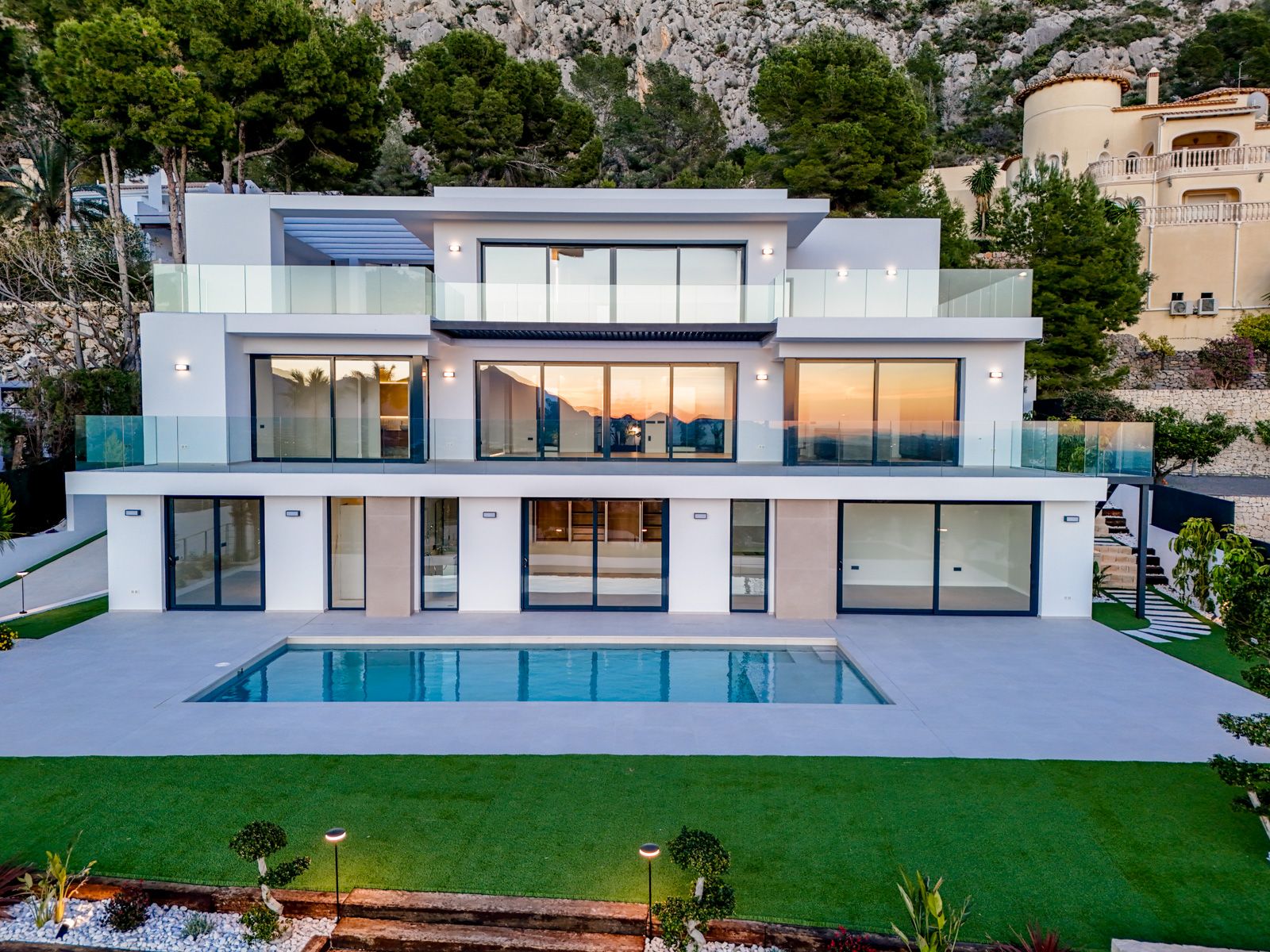 Luxurious modern 4-bedroom villa with panoramic sea views in Altea Hills