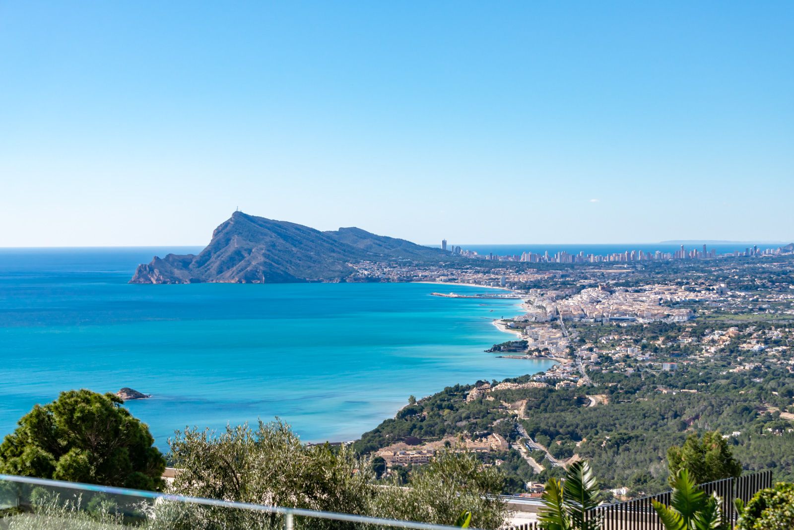 Luxurious modern 4-bedroom villa with panoramic sea views in Altea Hills