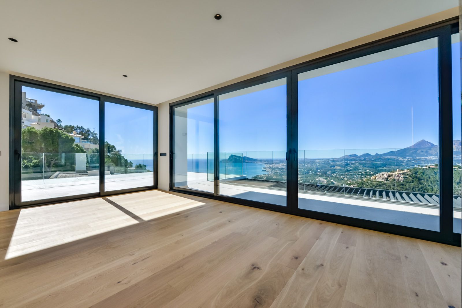 Luxurious modern 4-bedroom villa with panoramic sea views in Altea Hills