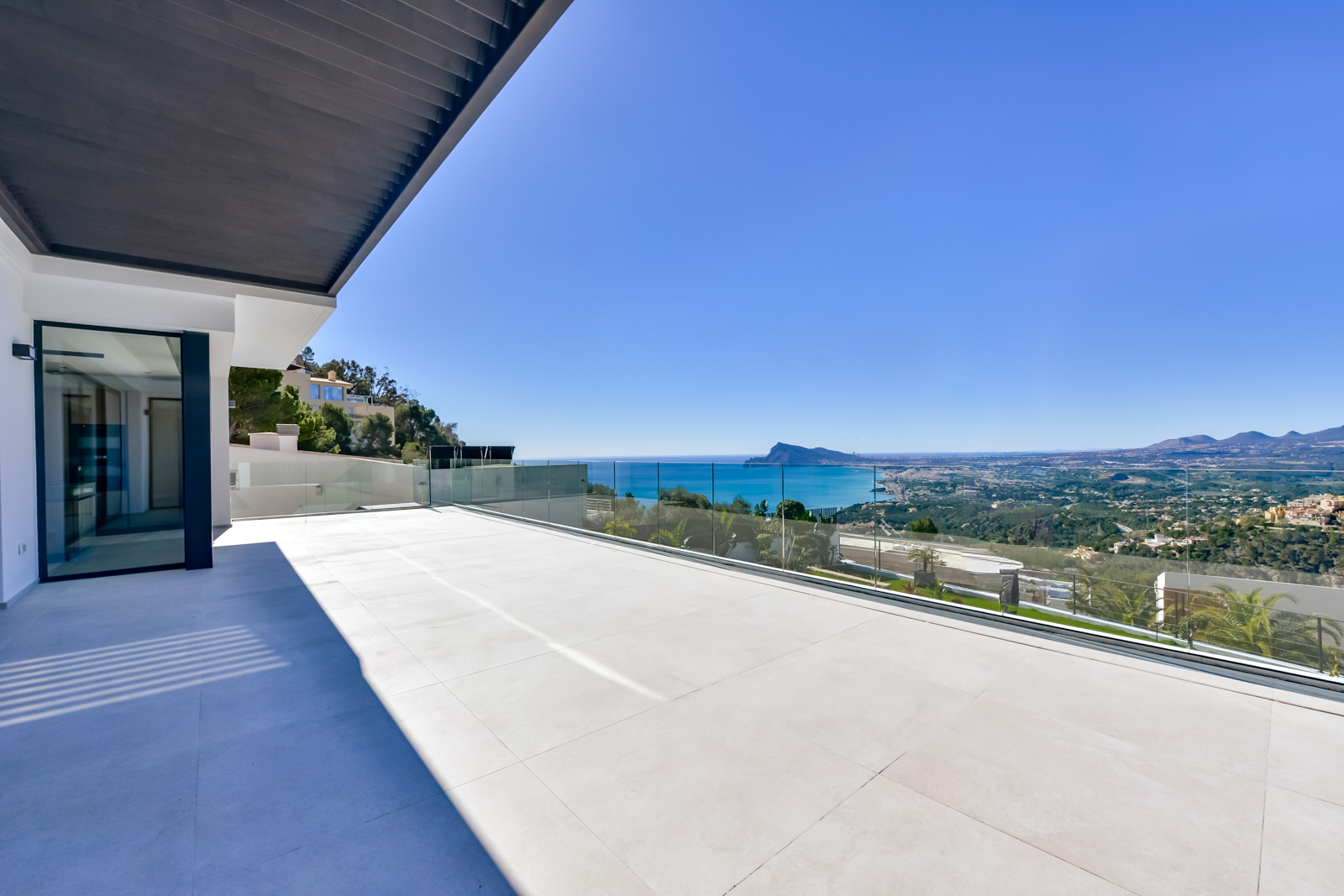 Luxurious modern 4-bedroom villa with panoramic sea views in Altea Hills