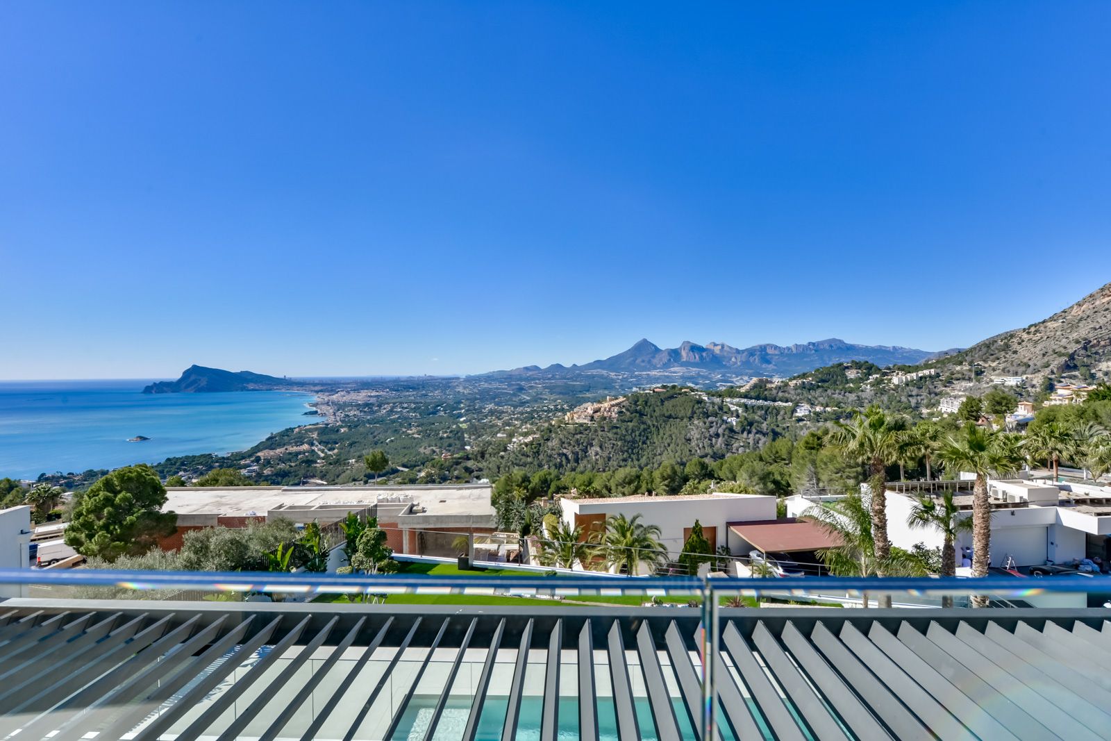 Luxurious modern 4-bedroom villa with panoramic sea views in Altea Hills