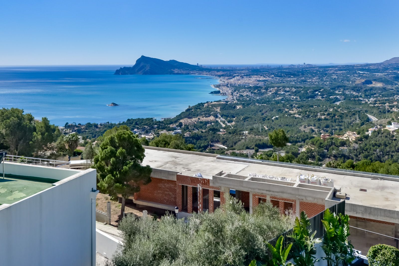 Luxurious modern 4-bedroom villa with panoramic sea views in Altea Hills