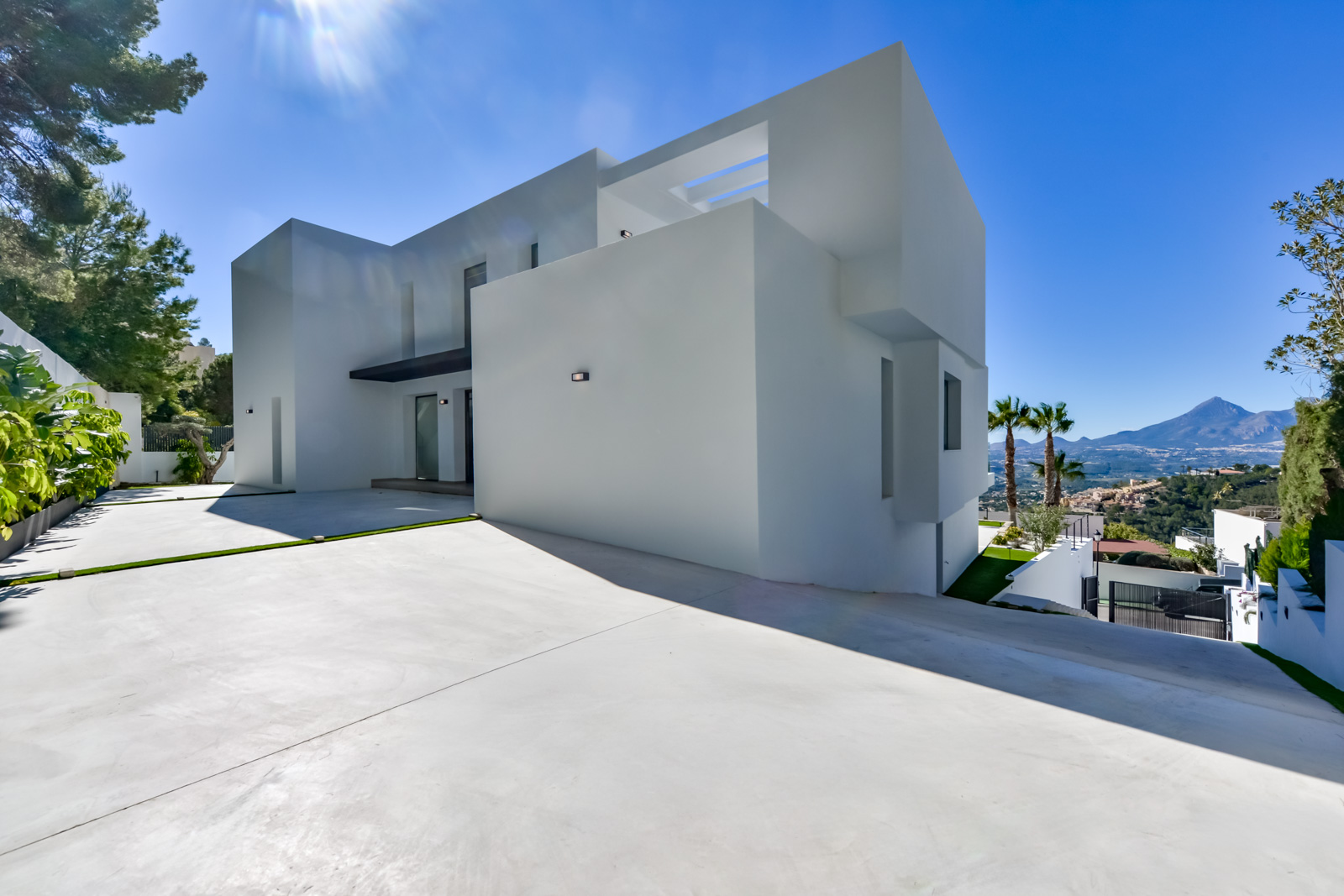 Luxurious modern 4-bedroom villa with panoramic sea views in Altea Hills