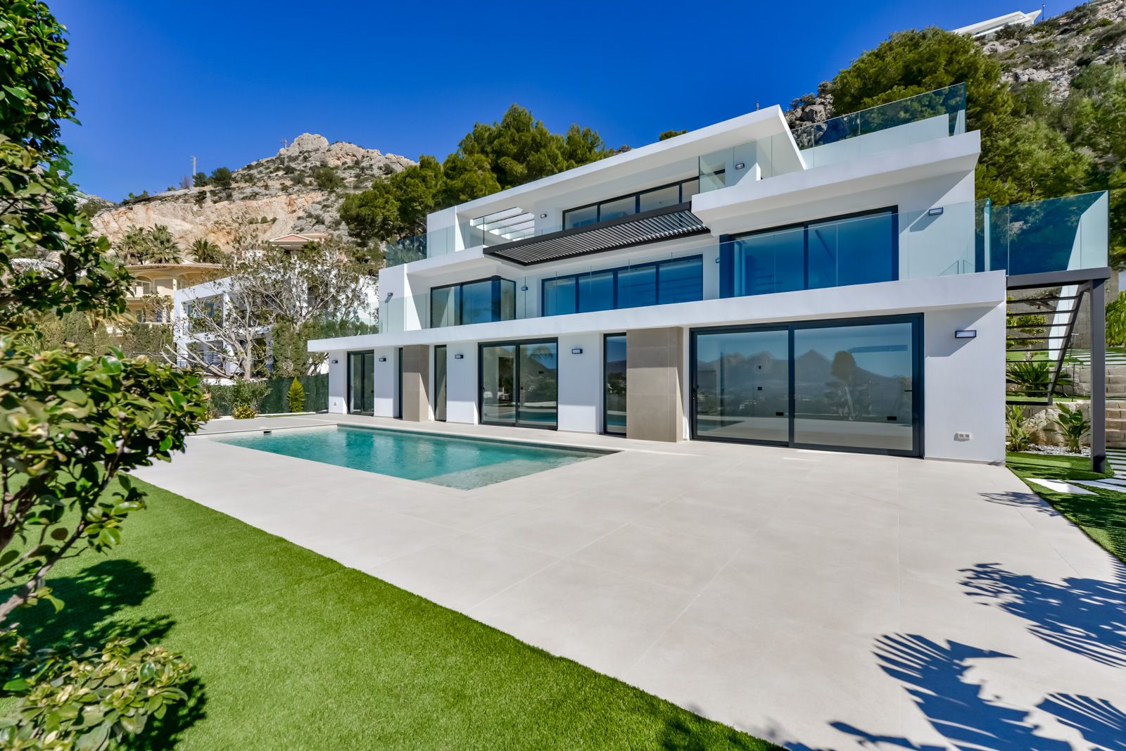 Luxurious modern 4-bedroom villa with panoramic sea views in Altea Hills