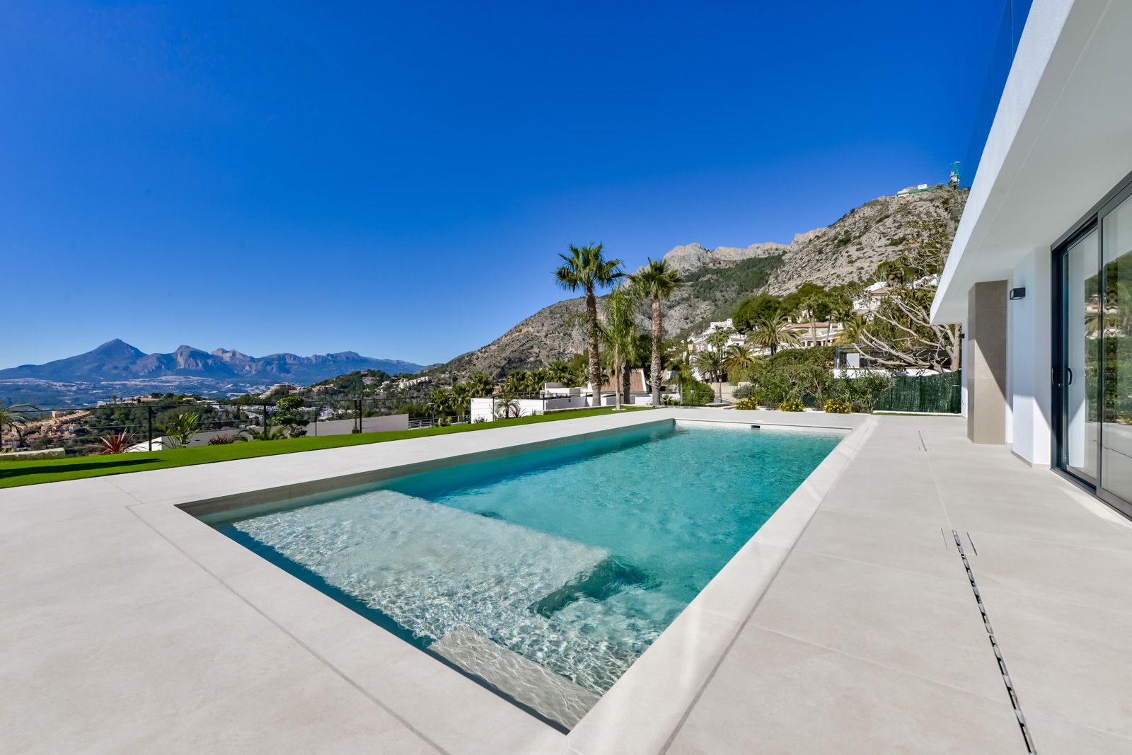 Luxurious modern 4-bedroom villa with panoramic sea views in Altea Hills