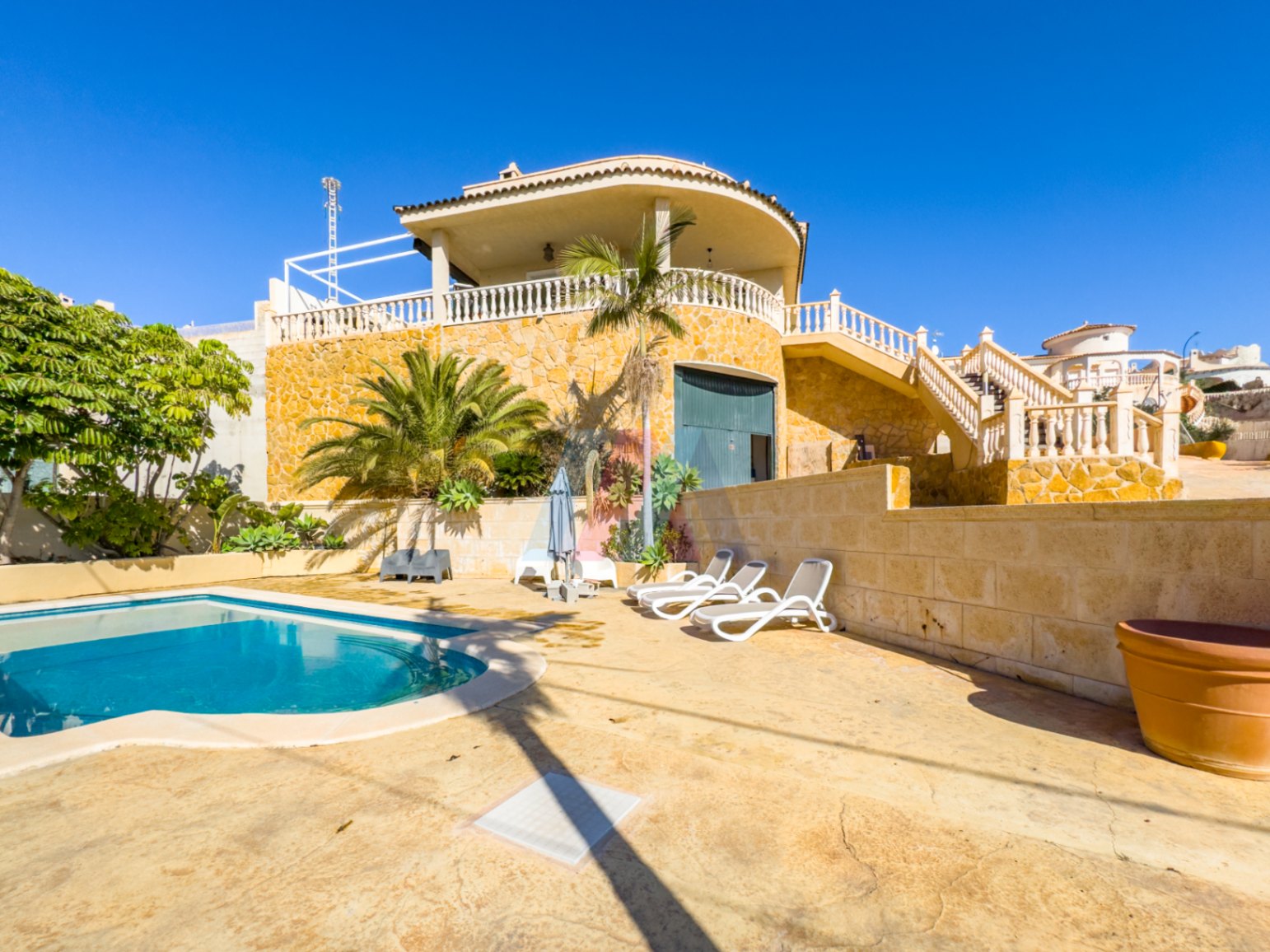 Mediterrane Villa mit Pool und Meerblick in Cala D'or, El Campello zu verkaufen