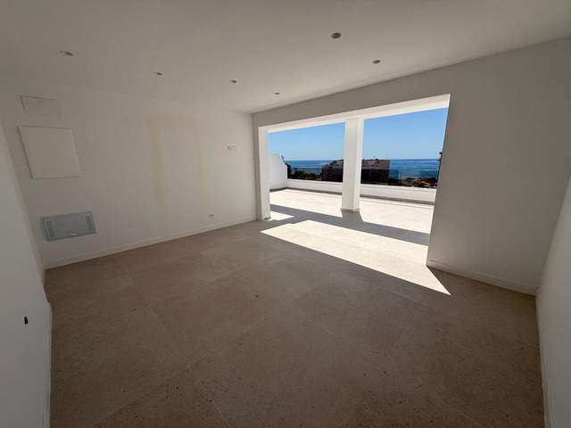 Penthouse for sale with 3 bedrooms and sea views in Villajoyosa, with option for a tourist license