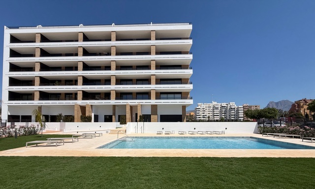 Penthouse for sale with 3 bedrooms and sea views in Villajoyosa, with option for a tourist license