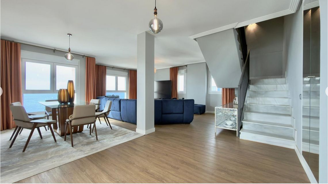 Luxury penthouse on the seafront with 4 bedrooms and a large solarium in Playa del Torres, Villajoyosa