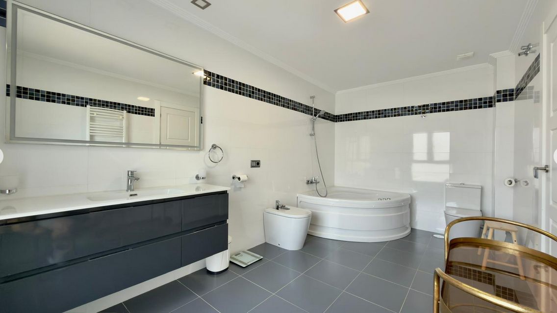 Luxury penthouse on the seafront with 4 bedrooms and a large solarium in Playa del Torres, Villajoyosa