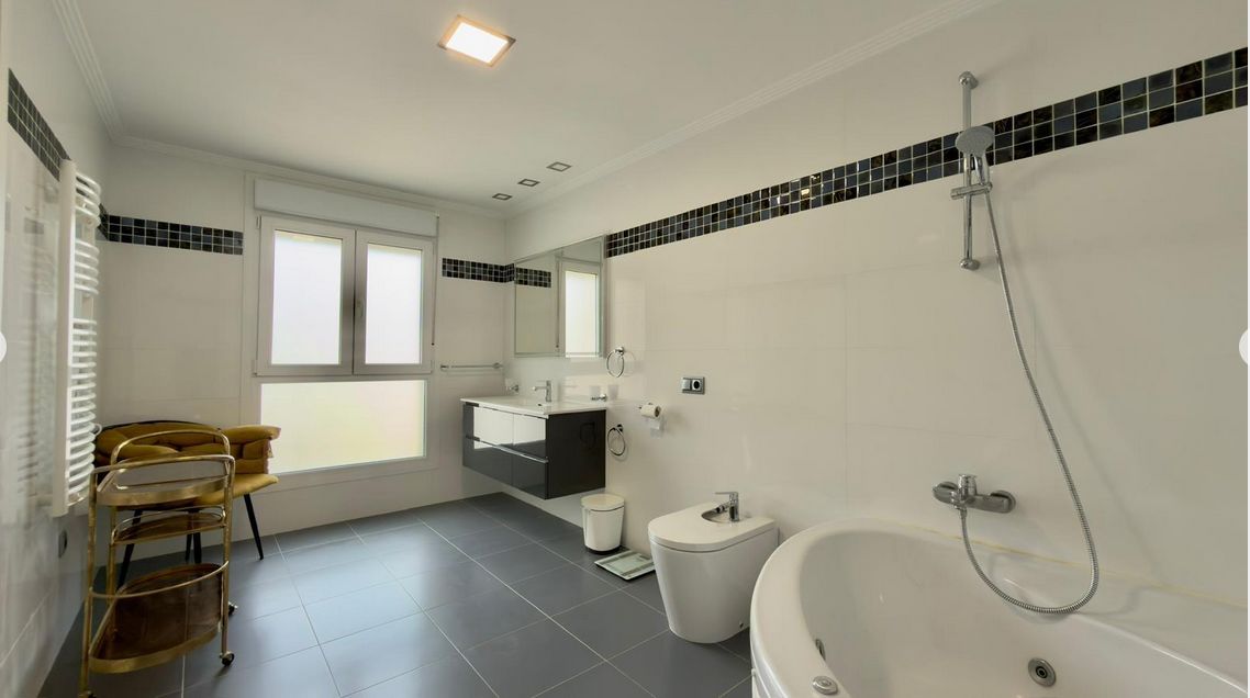 Luxury penthouse on the seafront with 4 bedrooms and a large solarium in Playa del Torres, Villajoyosa